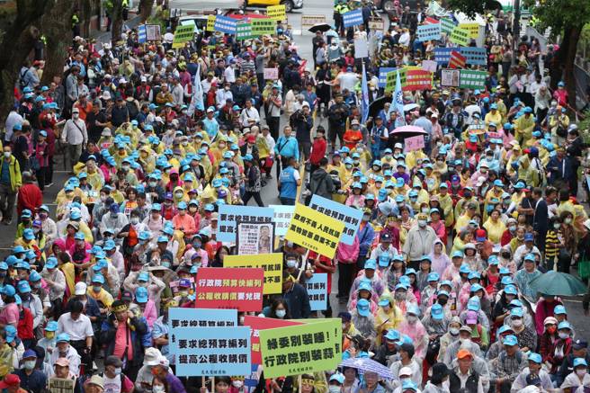立法院总预算案24日协商，国民党与无党立委高金素梅等号召原住民与民眾重返青岛东路，到立法院声援在野党挺原民、顾农民、保医护。（王英豪摄）