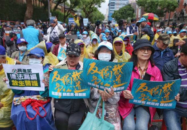 立法院总预算案24日协商，国民党与无党立委高金素梅等号召原住民与民眾重返青岛东路，到立法院声援在野党挺原民、顾农民、保医护。（王英豪摄）