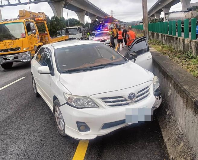 國道1號南向56公里內壢路段，今下午1時許發生2輛車擦撞事故，1名男子送醫。（國道警方提供／廖姮玥桃園傳真）