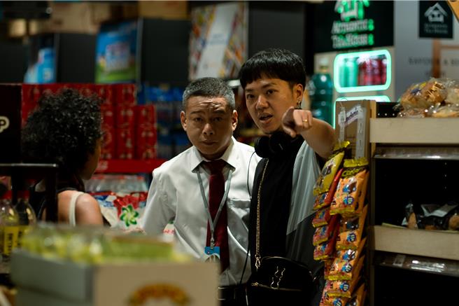 導演楊修華（右）指導李康生拍攝《默視錄》。（傳影互動提供）