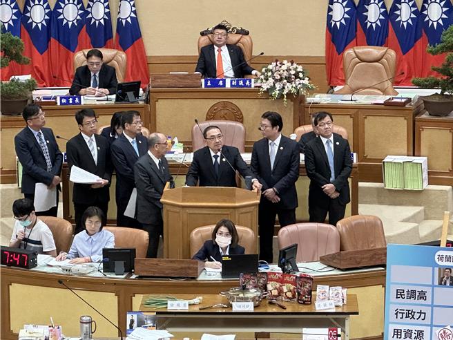 山剁儿颱风袭台，重创北海岸，新北市各区颱风状况不一，民进党市议员周雅玲认为是否放颱风假，市长应下放权力给各区公所决定。（高钧麟摄）