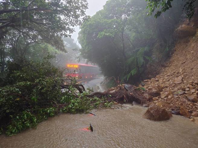 台北市士林區馬槽橋往花藝村方向，今下午驚傳土石滑落事故。（圖 / 劉詠韻翻攝）
