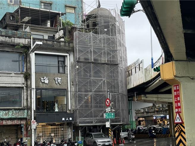 被称为基隆鬼屋的林开郡洋楼座落基隆市中心的忠一路及爱一路口，基隆市政府为改善景观将进行整修活化。（徐佑升摄）