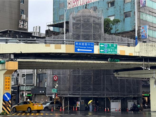 被称为基隆鬼屋的林开郡洋楼座落基隆市中心的忠一路及爱一路口，基隆市政府为改善景观将进行整修活化。（徐佑升摄）