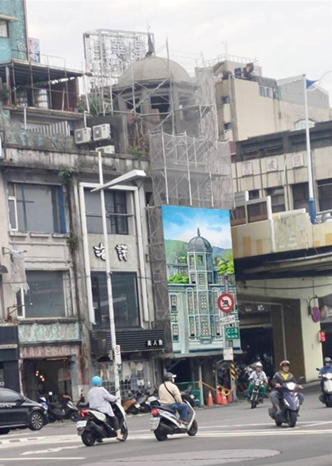 被称为基隆鬼屋的林开郡洋楼座落基隆市中心的忠一路及爱一路口，基隆市政府为改善景观将进行整修活化，图为美化后的帆布示意图。（基市府都发处提供／徐佑升基隆传真）