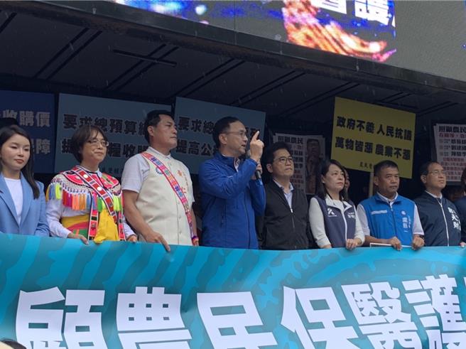 国民党中央发起「反独裁、争公道」活动，国民党主席朱立伦也上台发表谈话。（张薷摄）