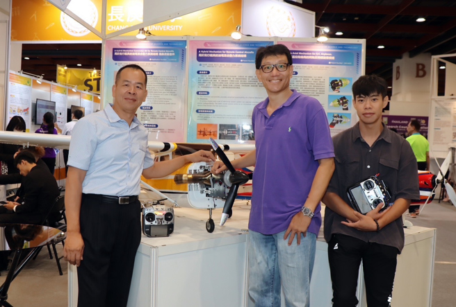 龍華科大企管系邱冠舜師生團隊榮獲1金1銅，表現非常出色。(照片/龍華科技大學提供)