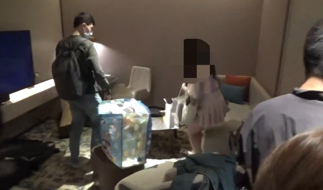 警方在桃园地区破获号称「全台最大」的黄牛集团，并在高檔5星级饭店逮捕主嫌刘姓男子及张姓女子，离谱的是，2人竟是1对夫妻。（萧宥彤翻摄）