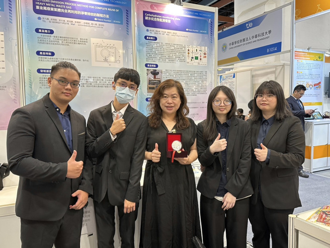 資管系陳佳莉團隊作品《碳水化合物監測餐盤》獲銀牌。(照片/龍華科技大學提供)