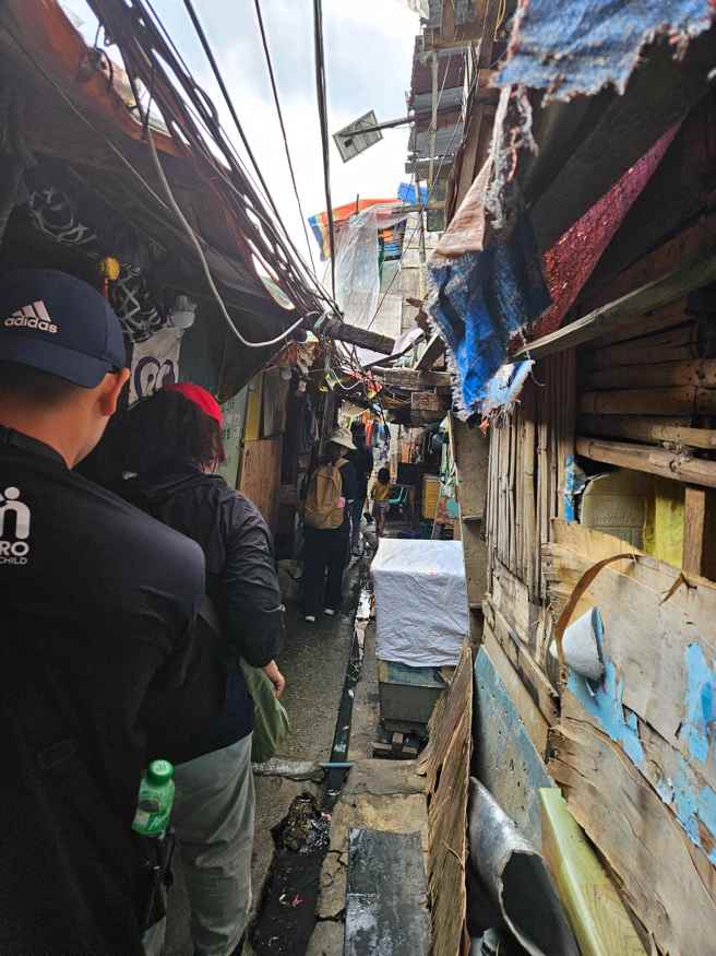 貧民窟生活環境簡陋，且與垃圾山為鄰，令團隊學生大受震撼。(照片/國立臺灣科技大學提供)