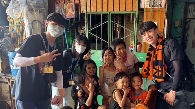 貧民窟孩童依然綻放純真笑容，讓團隊成員更加體會到珍惜與感恩。(照片/國立臺灣科技大學提供)