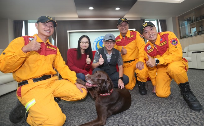 本次退役搜救犬Uny的寄养申请经搜救犬小组审慎评估寄养家庭的饲养经验与照护方式。（图 / 刘咏韵翻摄）