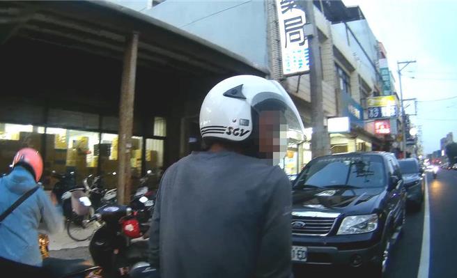 桃園市觀音區1名46歲武姓越南籍移工，逃逸7年，囂張騎車酒駕還逆向，見警心虛，只跑了不到20公尺就遭員警壓制逮捕。（警方提供／廖姮玥桃園傳真）