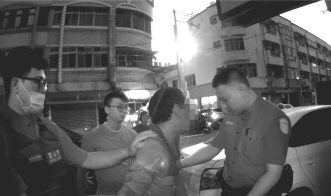 桃園市觀音區1名46歲武姓越南籍移工，逃逸7年，囂張騎車酒駕還逆向，見警心虛，只跑了不到20公尺就遭員警壓制逮捕。（警方提供／廖姮玥桃園傳真）