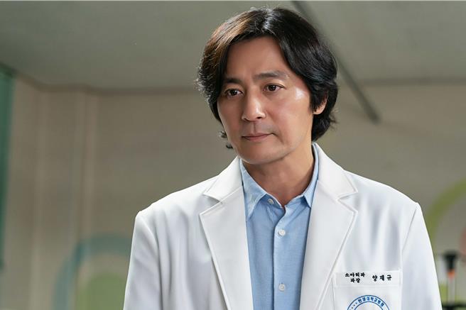 张东健在片中个性善良正直，身为医生平常救人无数，儿子却沦为杀人犯。（网银国际影视提供）