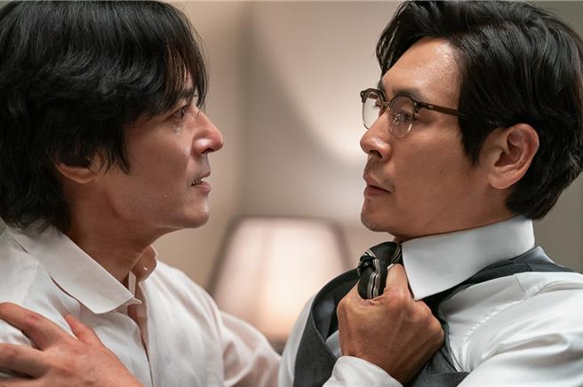 薛景求（左）张东健为了各自的儿女，不惜兄弟阋墙。（网银国际影视提供）