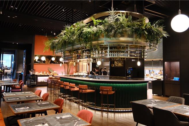 青焰进驻伊普索酒店1楼，现场的中岛吧台特意做了绿化仿生的植栽，彷佛一座美食绿洲般耸立其中。（路易莎提供／朱世凯台北传真）