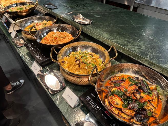 青焰新竹分店除西式主餐如炙烤熟成牛排、焗烤龙虾等，自助餐部分则常备各式皇室泰菜。（路易莎提供／朱世凯台北传真）