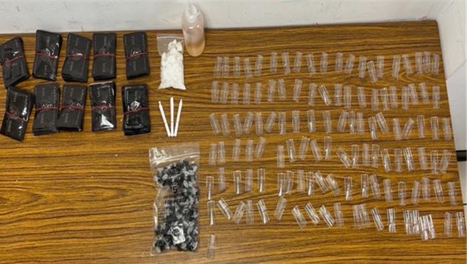 花蓮縣警察局接獲情資，有人在花蓮販售第3級毒品「喪屍菸彈」牟利，前天公布分別在花蓮、台北查獲毒品。（警方提供／王志偉花蓮傳真）