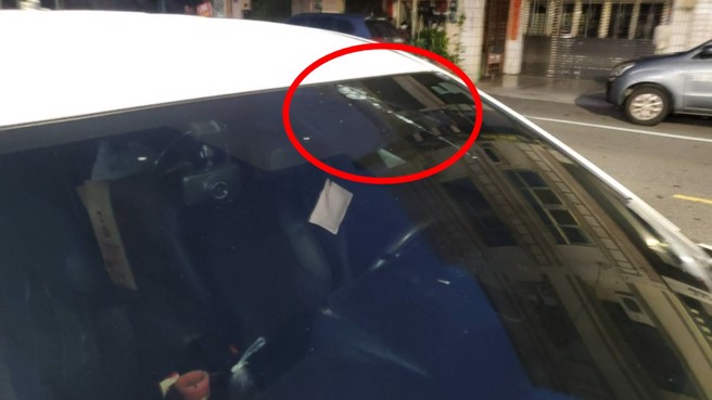 車主將車輛停在廟宇附近，遭陣頭放鞭炮炸裂前擋玻璃，求償無門只能報警。（翻攝爆料公社）