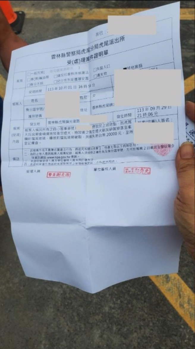 車主將車輛停在廟宇附近，遭陣頭放鞭炮炸裂前擋玻璃，求償無門只能報警。（翻攝爆料公社）