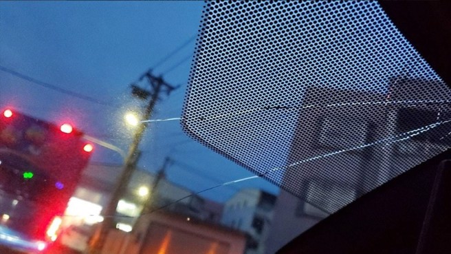 車主將車輛停在廟宇附近，遭陣頭放鞭炮炸裂前擋玻璃，求償無門只能報警。（翻攝爆料公社）