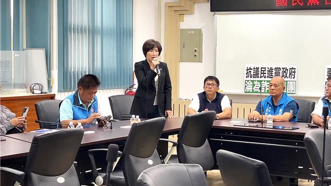 台東縣長饒慶鈴（左三）怒批行政院先後藐視立法院及台東縣政府。（蕭嘉蕙攝）
