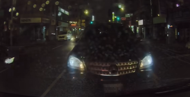 有民眾開車停等紅燈時，突然遭一輛黑色賓士追撞。（翻攝爆料公社）