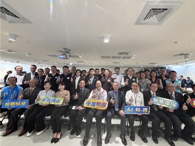 智慧科技徹底打擊不法犯罪！桃園市長張善政和桃園地檢署檢察官、桃園法院法官及桃園市警局長吳坤旭、環保局長陳世偉共同宣示，運用AI智慧科技打擊環保不法，保育國土的決心，24日舉行桃園市檢調警環廉共同打擊犯罪合作平台會議。（廖姮玥攝）