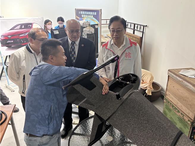 智慧科技徹底打擊不法犯罪！桃園市長張善政和桃園地檢署檢察官、桃園法院法官及桃園市警局長吳坤旭、環保局長陳世偉共同宣示，運用AI智慧科技打擊環保不法，保育國土的決心，24日舉行桃園市檢調警環廉共同打擊犯罪合作平台會議。（廖姮玥攝）