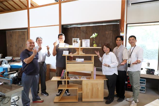黄敏惠市长参观「木作人才培育实作课程」成果展作品。（嘉市府提供／廖素慧嘉市传真）