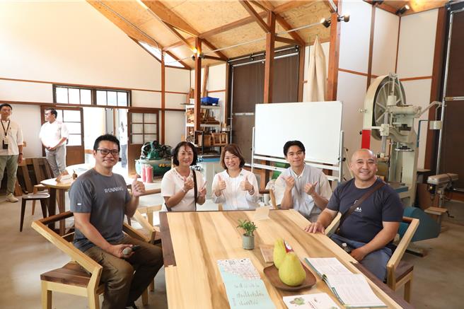 黄敏惠市长参观「木作人才培育实作课程」学员的家具作品。（嘉市府提供／廖素慧嘉市传真）