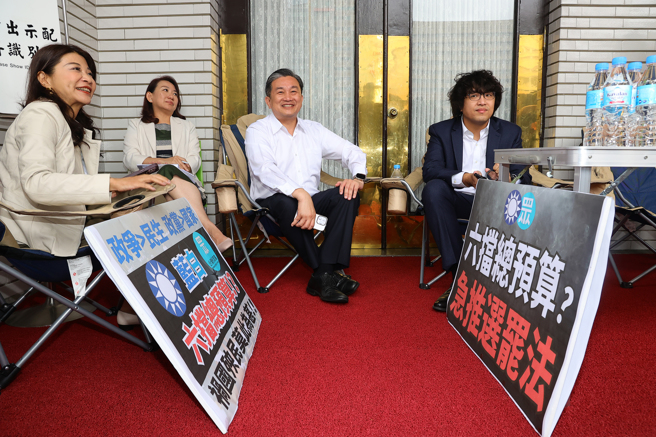 民进党立委沈伯洋（右起）、王定宇、罗美玲、林楚茵24日上午开始在立法院议场门口轮班排队。（刘宗龙摄）