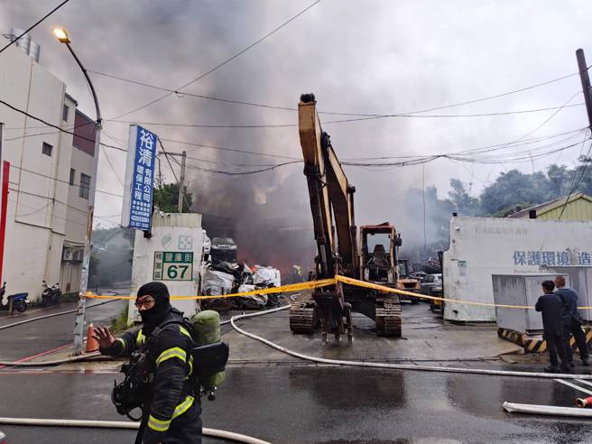 桃园汽车回收场大火，浓烟窜天，不断飘向市区。（翻摄画面）