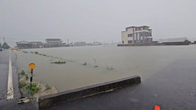 宜兰壮围农田旁的马路已经被水淹到看不到。（翻摄画面）