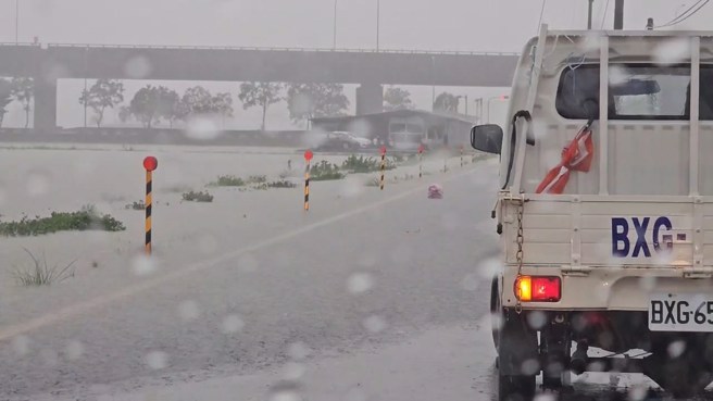 宜兰壮围农田旁的马路已经被水淹到看不到。（翻摄画面）