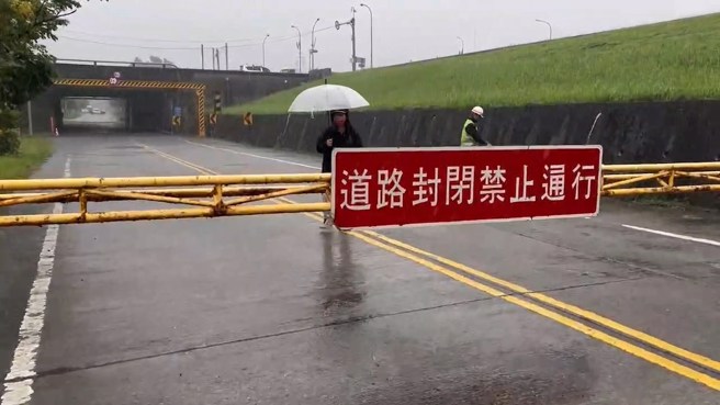 兰阳桥下的涵洞也淹大水，现场直接封闭禁止通行。（翻摄画面）