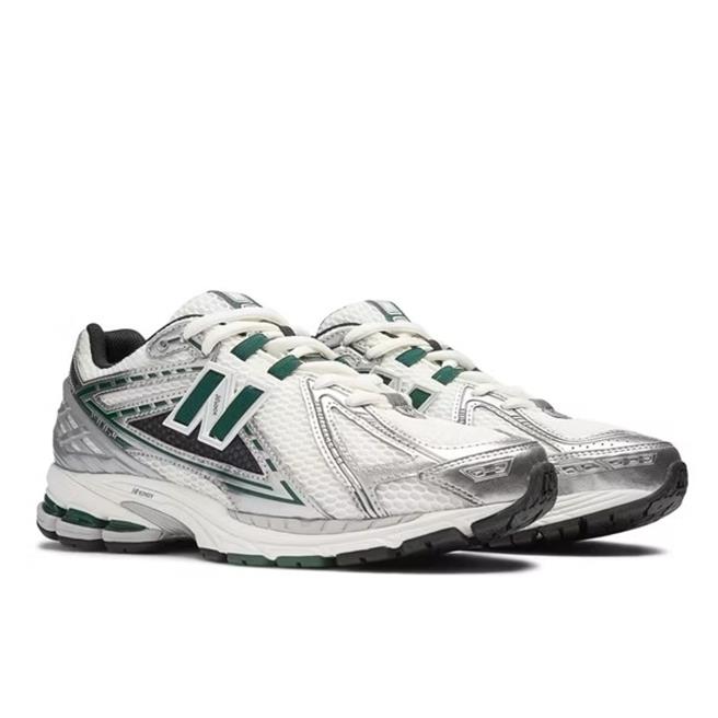 宏匯广场New Balance 2002／1906系列，推荐价2680元至4680元，结帐单双现折300元。（宏匯广场提供）