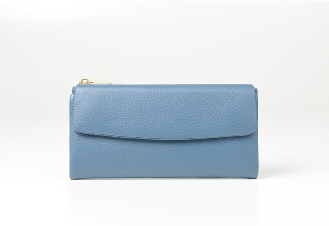 宏匯广场思绸织鹿小牛皮皮夹，买大送小特价4280元，原价7560元。（宏匯广场提供）