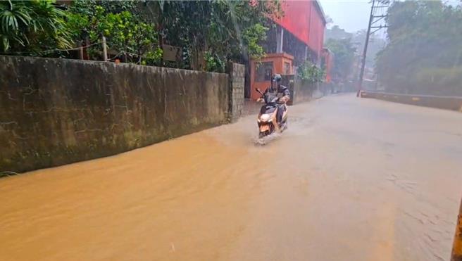 基隆七堵区的自强路康芮颱风雨势猛烈积水，最高淹水约50公分，让整条马路变成「黄河」。（翻摄画面／徐佑升基隆传真）