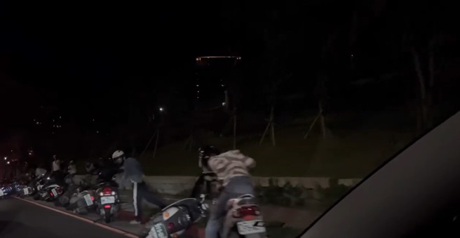 竹南科专二路，不是加班晚到家，是因为被风吹到路边强制加班，史上遇过最强的风，公司旁摩托车出口机车倒一排。（翻摄爆料公社）