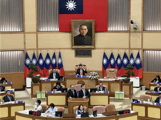 台北大巨蛋啟用後，吸引大批人潮，新北市議員彭佳芸24日總質詢提及，1年半前曾建議市府可興建大巨蛋國際型棒球場。（高鈞麟攝）