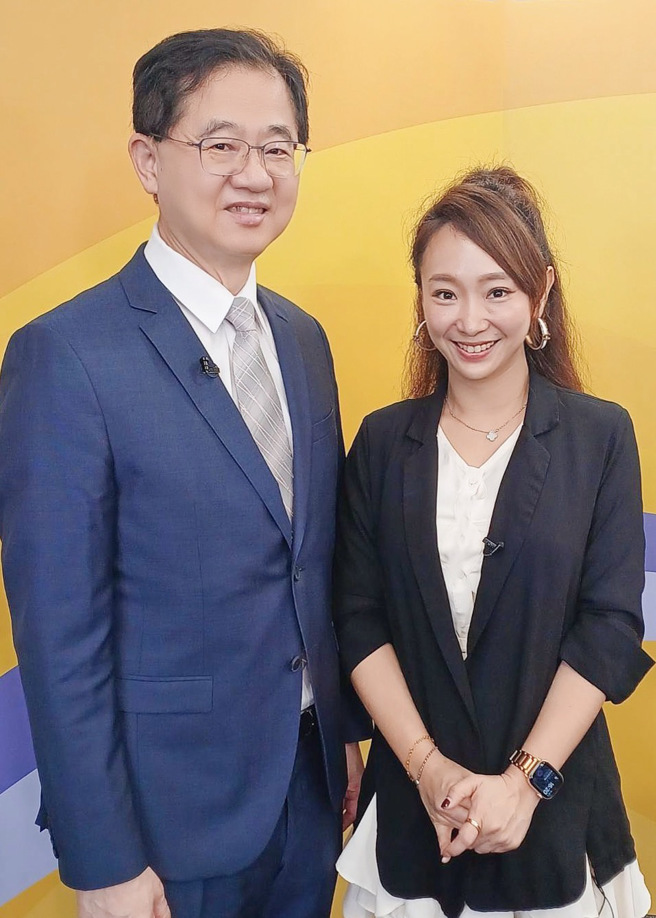 台湾运彩总经理林博泰（左）上时来运转节目，与主持人吕佳宜谈运彩眉角。（林胜发摄）