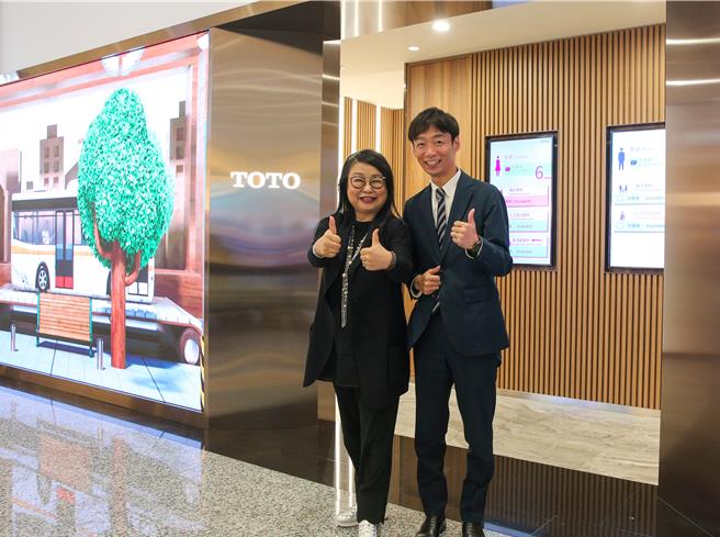 采盟免稅店董事長古素琴（左）與台灣東陶（TOTO）股份有限公司營業本部長黑川潤（右）攜手合作，於桃園國際機場第二航廈D區正式啟用以「台日接待精神」為核心理念的智慧綠色廁所。（陳麒全攝）
