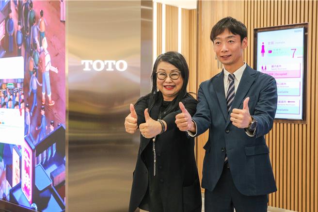 采盟免稅店董事長古素琴（左）與台灣東陶（TOTO）股份有限公司營業本部長黑川潤（右）攜手合作，於桃園國際機場第二航廈D區正式啟用以「台日接待精神」為核心理念的智慧綠色廁所。（陳麒全攝）