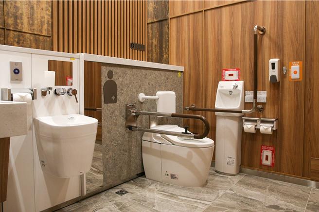 采盟免稅店與知名衛浴公司TOTO攜手合作，於桃園國際機場第二航廈D區正式啟用以「台日接待精神」為核心理念的智慧綠色廁所。此設施不僅打造了舒適的如廁環境，更設立了桃園機場首座人工造口（人工肛門）廁所，滿足不同使用需求的旅客。（陳麒全攝）