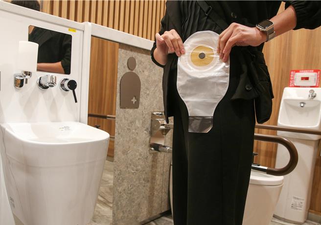 采盟免稅店與知名衛浴公司TOTO攜手合作，於桃園國際機場第二航廈D區正式啟用以「台日接待精神」為核心理念的智慧綠色廁所。此設施不僅打造了舒適的如廁環境，更設立了桃園機場首座人工造口（人工肛門）廁所，滿足不同使用需求的旅客。（陳麒全攝）