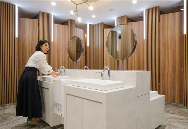 采盟免稅店與知名衛浴公司TOTO攜手合作，於桃園國際機場第二航廈D區正式啟用以「台日接待精神」為核心理念的智慧綠色廁所。女廁內注重動線設計與隱私保護，設置中島洗手台的高度特別降低，讓旅客能清楚掌握廁間使用情況，且避免與他人對視的尷尬。（陳麒全攝）