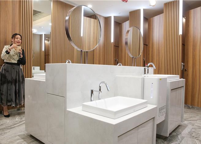 采盟免稅店與知名衛浴公司TOTO攜手合作，於桃園國際機場第二航廈D區正式啟用以「台日接待精神」為核心理念的智慧綠色廁所。女廁內注重動線設計與隱私保護，設置中島洗手台的高度特別降低，讓旅客能清楚掌握廁間使用情況，且避免與他人對視的尷尬。（陳麒全攝）