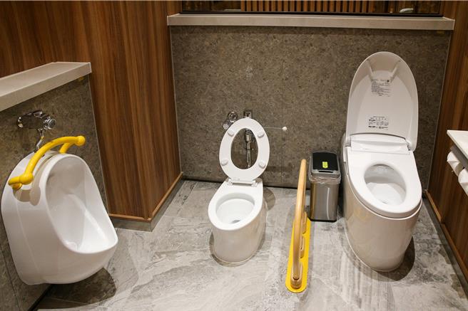 采盟免稅店與知名衛浴公司TOTO攜手合作，於桃園國際機場第二航廈D區正式啟用以「台日接待精神」為核心理念的智慧綠色廁所。廁所內配備親子區，並設置兒童專用的馬桶和小便斗。親子廁所採用雙道鎖設計，避免孩童誤開門鎖，讓家長安心使用。（陳麒全攝）